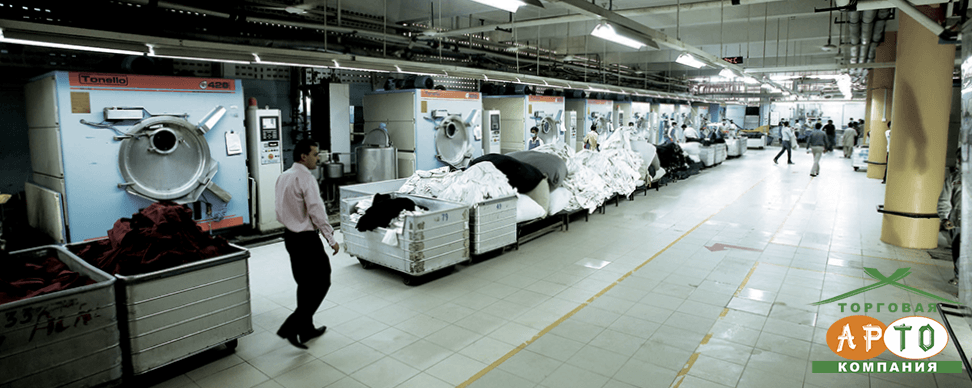 Современный процесс стирки в большой прачечной Современный процесс стирки в большой прачечной