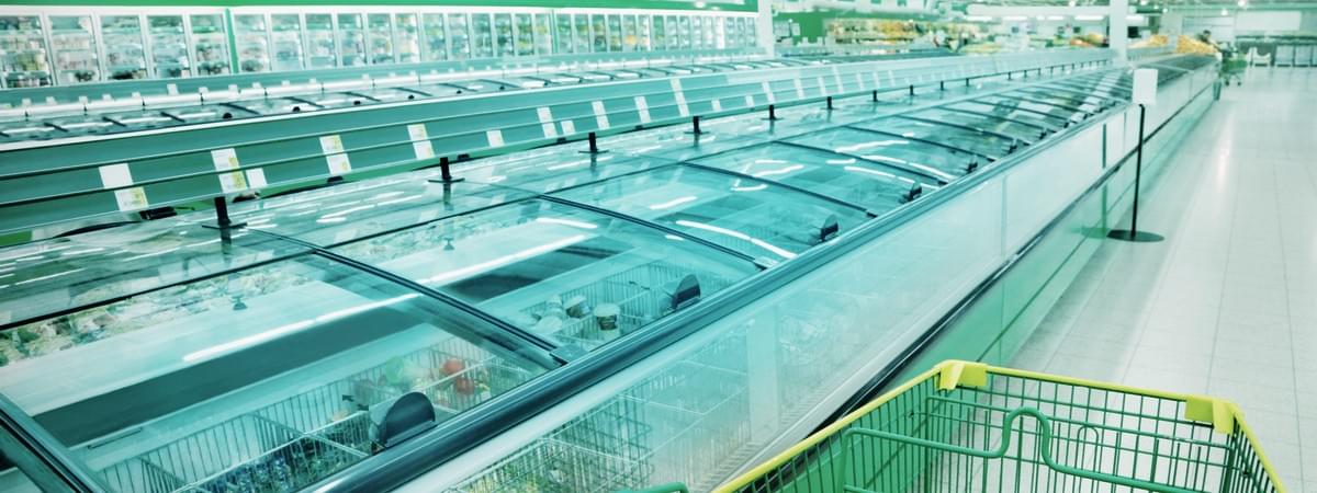 Морозильные бонеты для продуктов в интерьере магазина Морозильные бонеты для продуктов в интерьере магазина