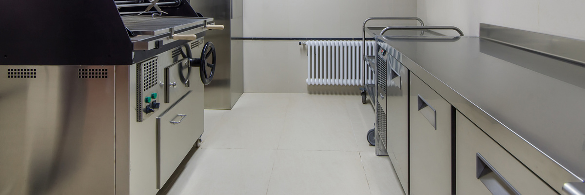 Холодильные столы на кухне ресторана Холодильные столы на кухне ресторана